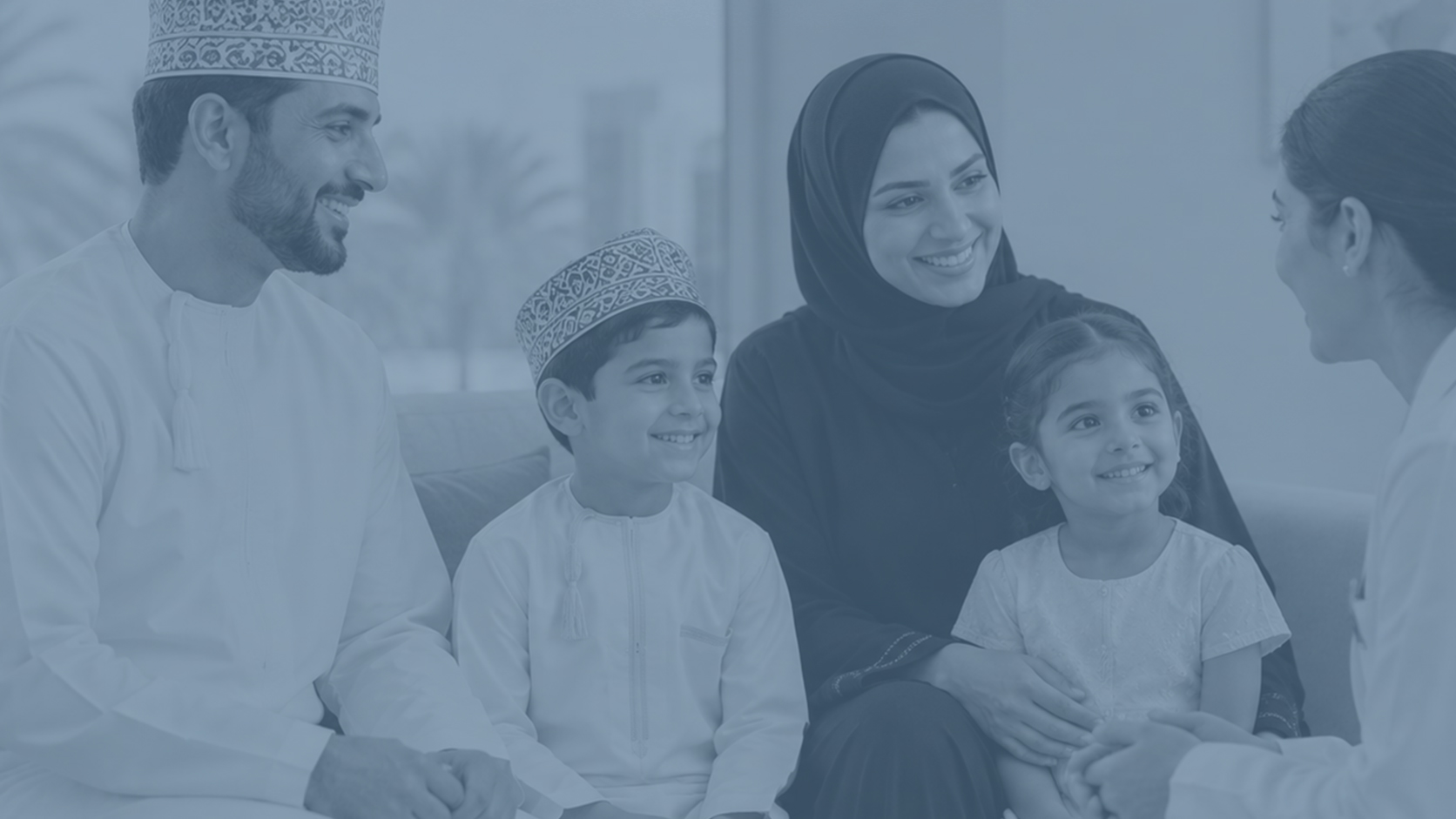 ممرضة تتحدث مع إحدى العائلات